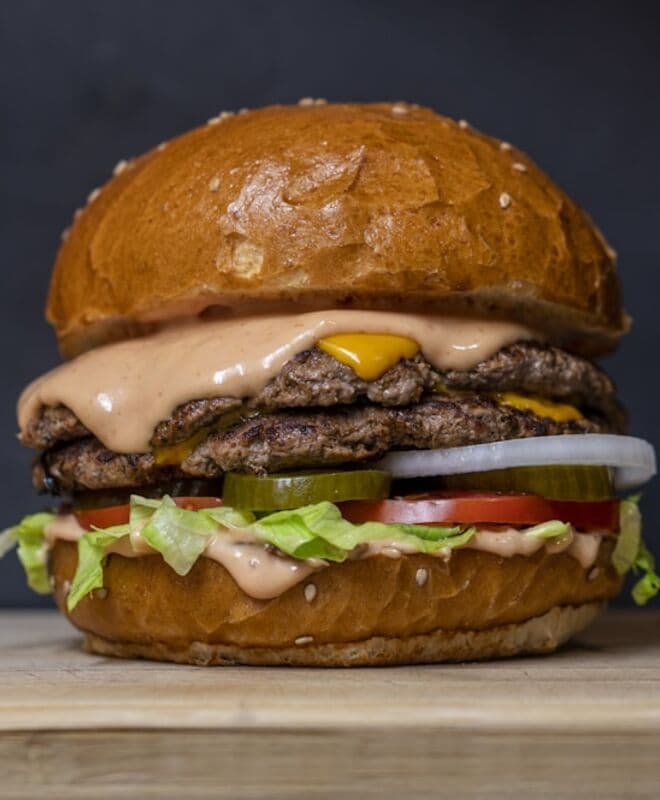 Hamburguesa artesanal en un local