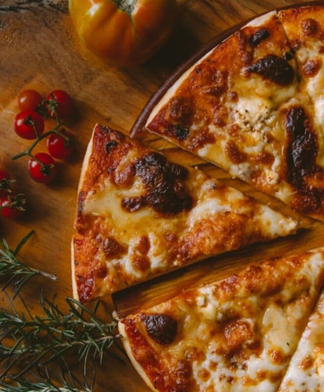Pizza artesanal recién horneada
